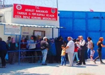 Kadın tutuklulara alenen taciz