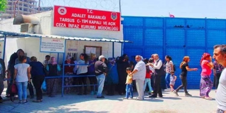 Kadın tutuklulara alenen taciz