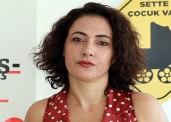 Çocuğu duydu seti terketti