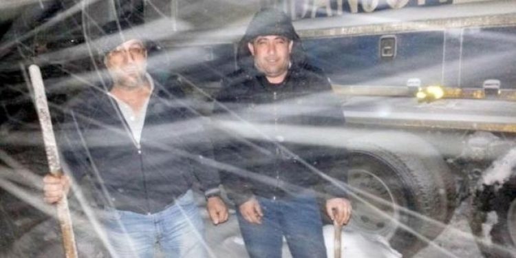 Konvoy yolda kaldı donmamak için halay çektiler!