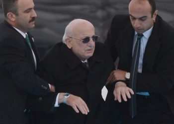 Meclis Başkanı az kalsın yüzükoyun düşüyordu