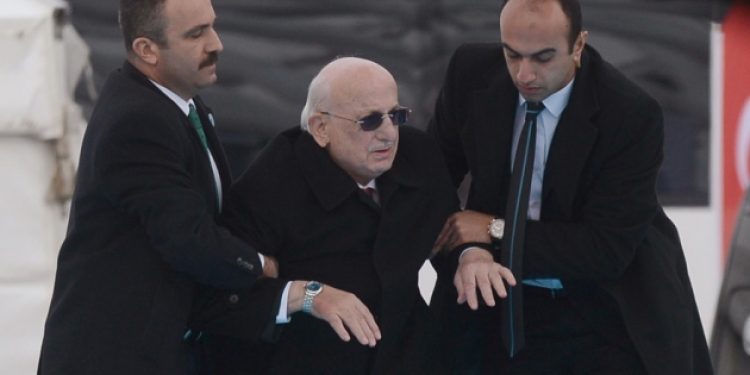 Meclis Başkanı az kalsın yüzükoyun düşüyordu