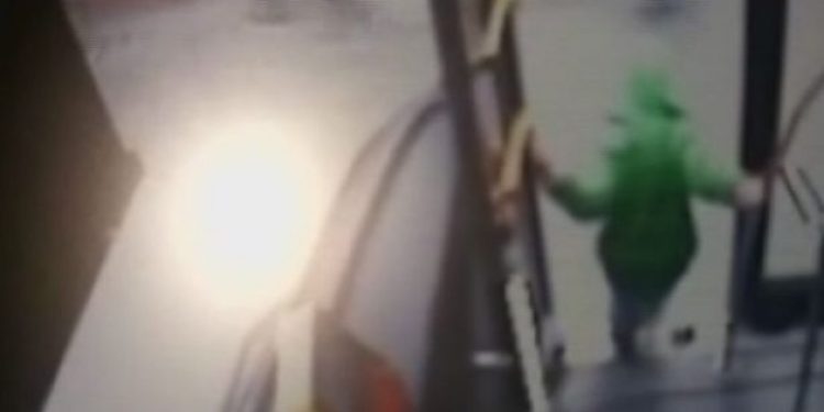 6 yaşındaki çocuk İETT otobüsünden yola düştü