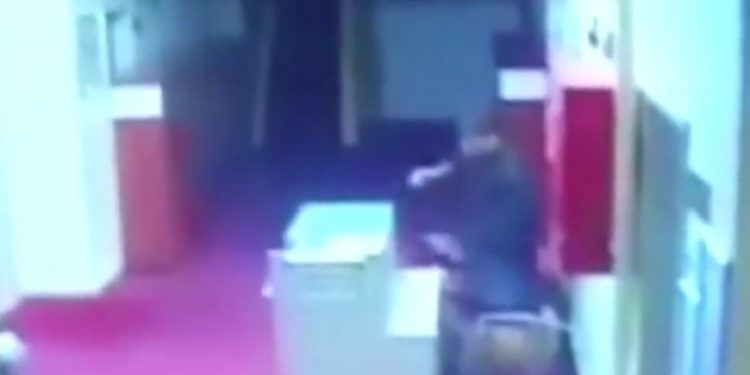 Yurt müdürü öğrencinin kafasını masaya vurdu!