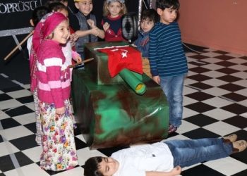 Tiyatro gösterisi diye çocukları tankların önüne yatırdılar