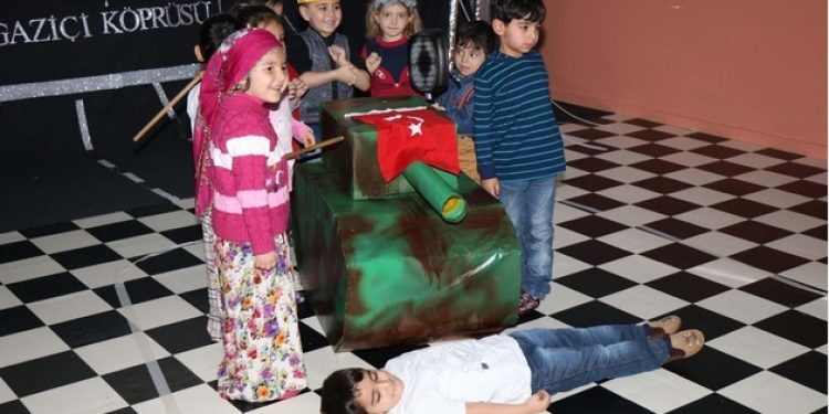 Tiyatro gösterisi diye çocukları tankların önüne yatırdılar