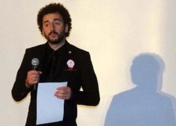 Tutuklu babasının ödülünü aldı