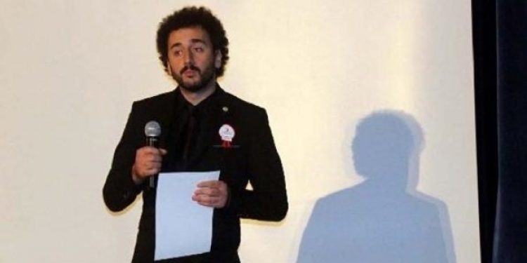 Tutuklu babasının ödülünü aldı