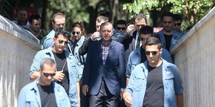 Erdoğan’ın korumaları bu sefer AKP’lileri dövdü!