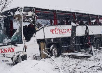 Yolcu otobüsü uçuruma yuvarlandı! 5 ölü!