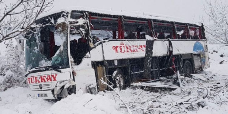 Yolcu otobüsü uçuruma yuvarlandı! 5 ölü!