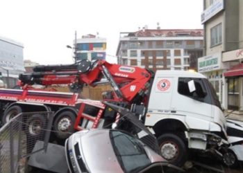 Maltepe’de vinçli kamyon 8 aracı ezdi