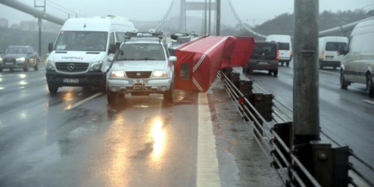 FSM’de fırtına aracı devirdi