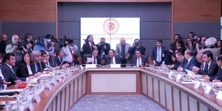 Anayasa komisyonunda fıstık tartışması