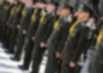 Rütbeli 100 asker tutuklandı