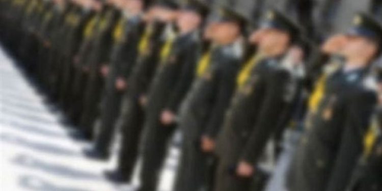 Rütbeli 100 asker tutuklandı