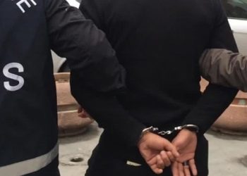 Soykırım öğrencileri ve rektörü vurdu