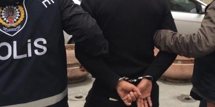 Soykırım öğrencileri ve rektörü vurdu