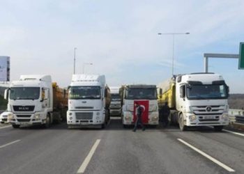 Vatandaş zamlara isyan etti, köprüyü kapattı!