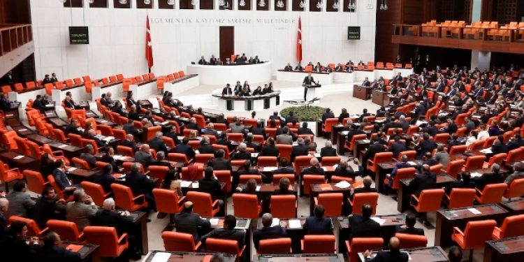 Meclis’te olmayan AKP’li vekiller yerine oy kullanıldı!