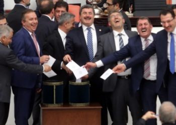 AKP’liler sahte oy kullanırken yakalandı
