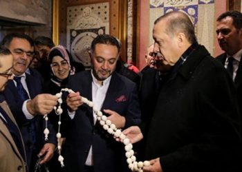 Devlet yönetmeyi tesbihe, Erdoğan’ı imameye benzetti!