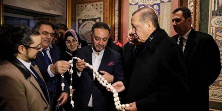 Devlet yönetmeyi tesbihe, Erdoğan’ı imameye benzetti!