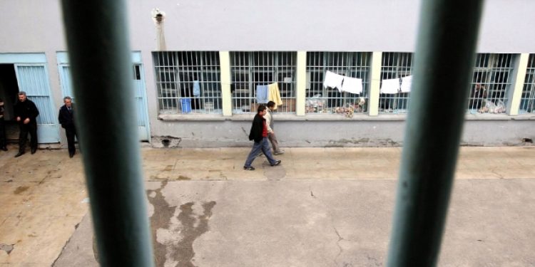 Tutuklu belediye eşbaşkanı: Kameralarla taciz ediliyoruz