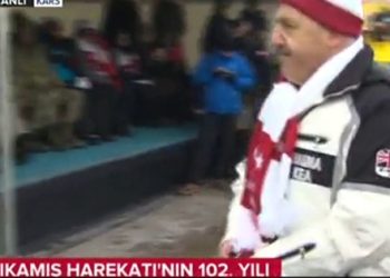 Bakan sıkıştı: Ben giymedim, giydirdiler!