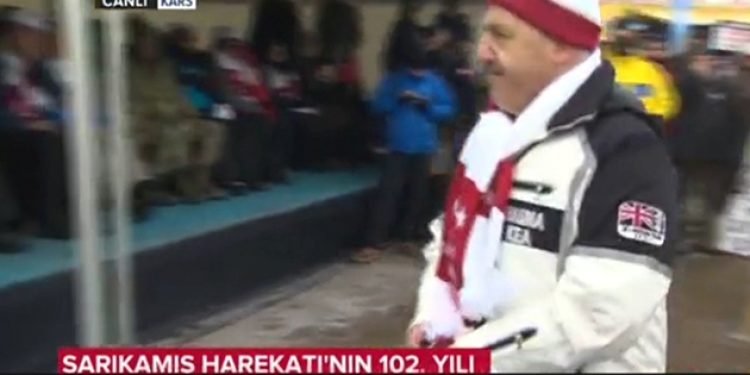 Bakan sıkıştı: Ben giymedim, giydirdiler!