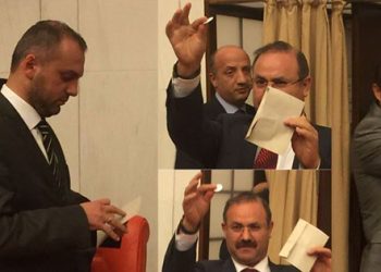 1 kabinde 3 AKP’li basıldı, kıyamet koptu!