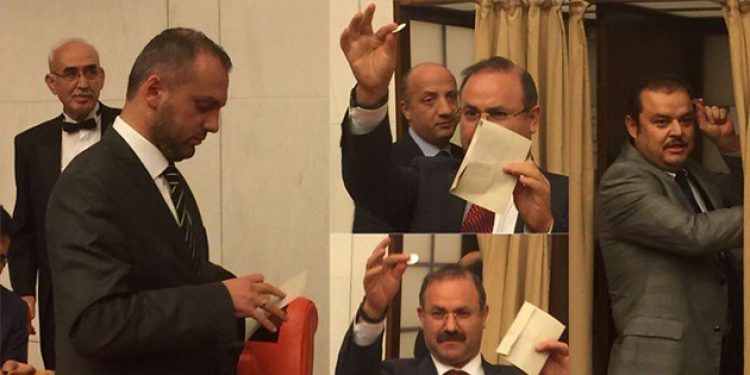 1 kabinde 3 AKP’li basıldı, kıyamet koptu!