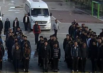 Öğrenciler öğretmenleri dövdü!