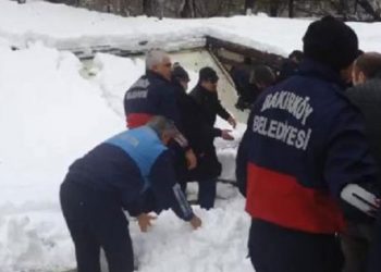 Camide tente çatı çöktü: 2 ölü 23 yaralı