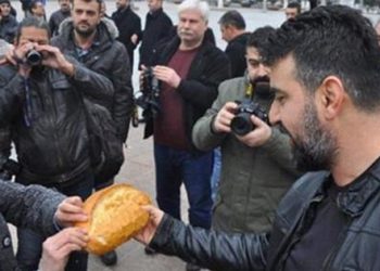 Gazetecilerden ekmek ve kelepçeli protesto!