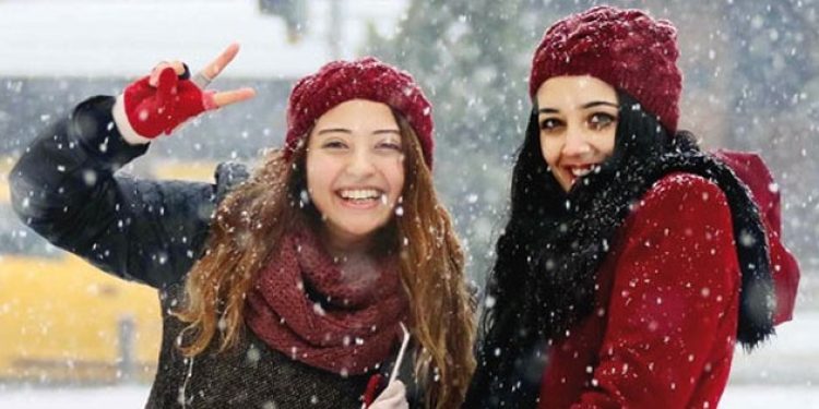 Erzurumlu veliler okulları tatil etmeyen valiye isyan ettiler!