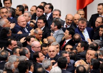 Mecliste CHP’li kadın vekil darp edildi!