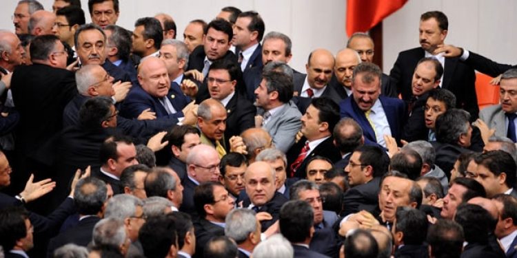 Mecliste CHP’li kadın vekil darp edildi!