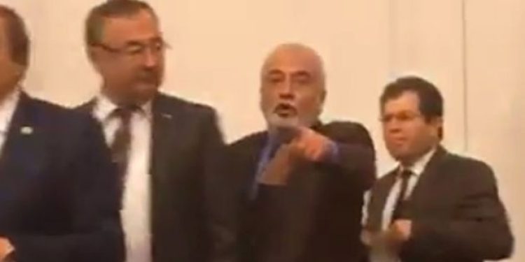 AKP’li vekilin CHP’li kadın milletvekiline saldırı anı!