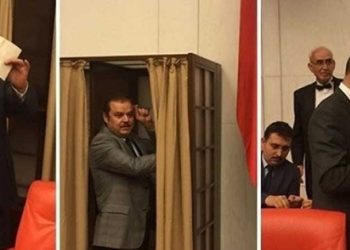 Partili cumhurbaşkanı da geçti