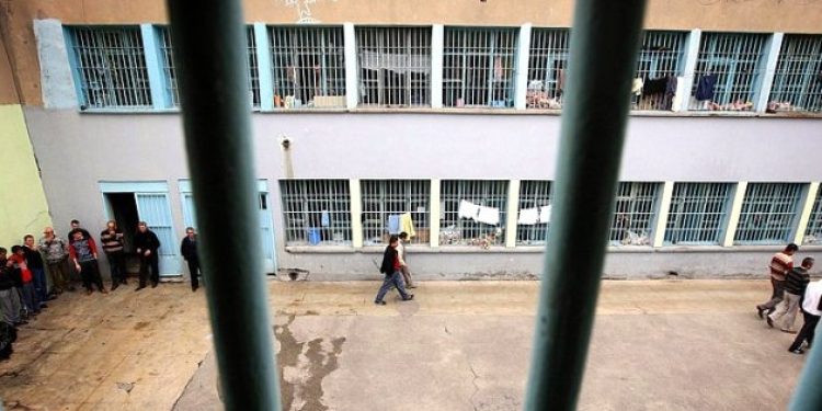 “Kur’an dışında kitap yasak, cezaevi yönetiminin istediği kanal izlenebiliyor”