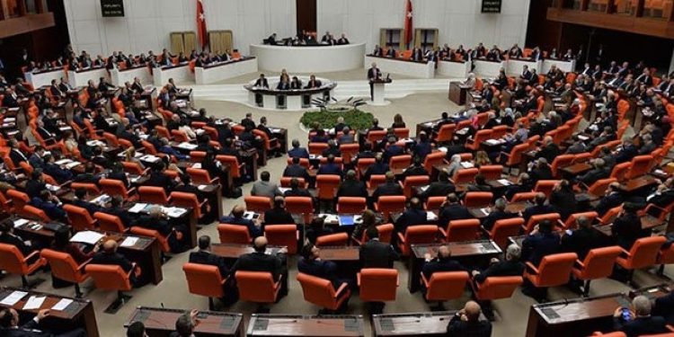 Anayasa değişikliğinde AKP MHP çatlağı