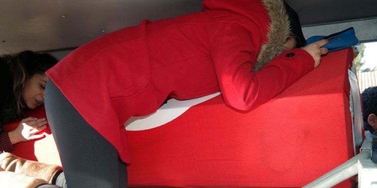 Şehidin eşi ve kızkardeşi, tabuta sarılıp gittiler