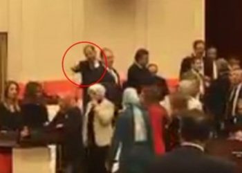 Ramazan Can’ın el işaretiyle Nazlıaka’ya saldırdı