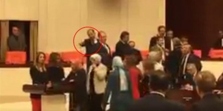 Ramazan Can’ın el işaretiyle Nazlıaka’ya saldırdı