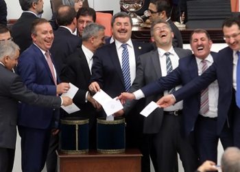 Anayasa değişikliği geçti, Meclis kendisini feshetti!