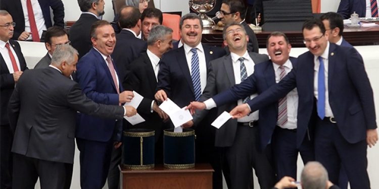 Anayasa değişikliği geçti, Meclis kendisini feshetti!