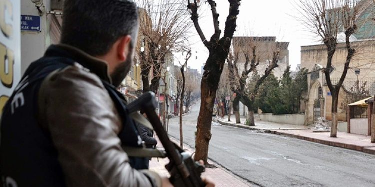 Arama yapan polise ateş açıldı!