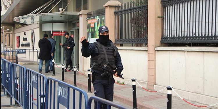 Emniyet’e yaklaşan kamyona ateş!