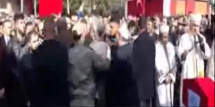 Şehit cenazesinde isyan: Protokol önümüze geçemez!